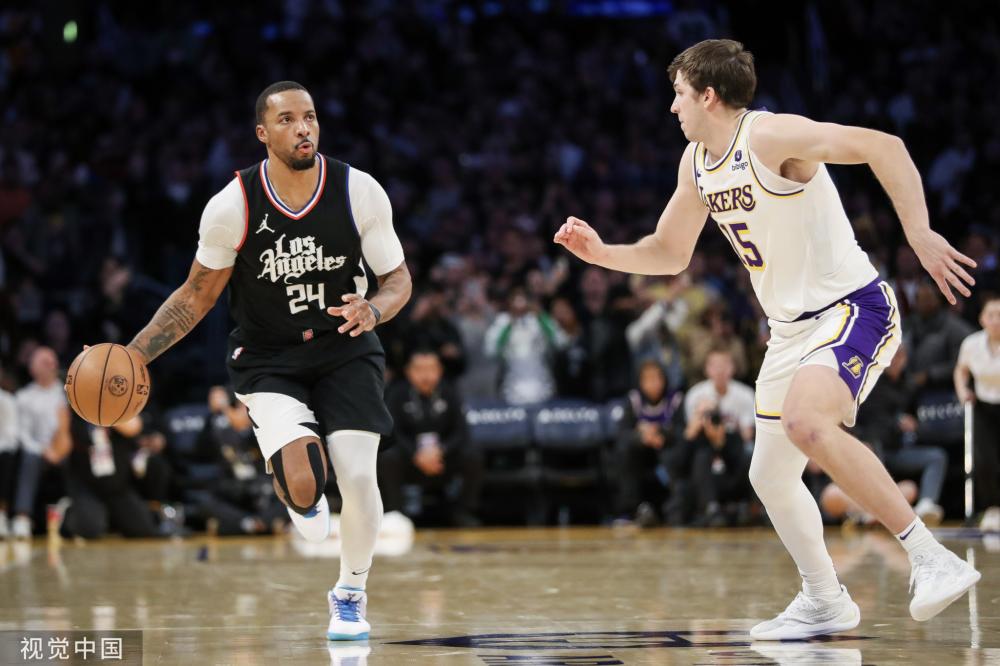 詹姆斯跟着妻子做普拉提运动,动作真的是标准哈.